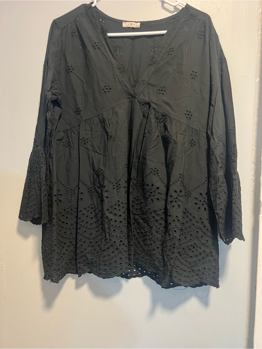 Pronto moda dolce vita Black Eyelet V-Neck Tunic Top - Women size L - Picture 10 of 10